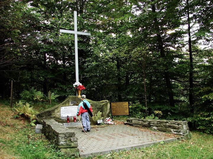 Na przełęczy znajduje się pomnik poświęcony ofiarom wojny, oraz kapliczka z figurką Chrystusa frasobliwego z 1858 roku.