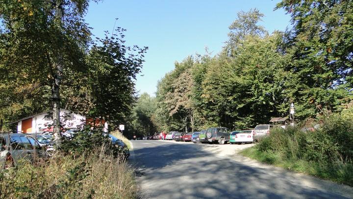 .. Znajduje się tam również parking, oraz niewielki bar Rogacz, gdzie można coś przekąsić.