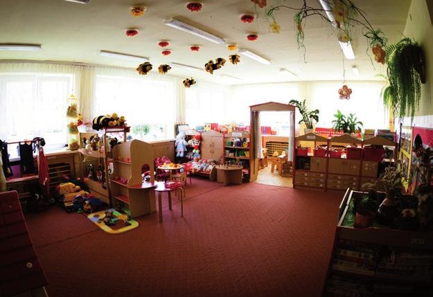 Przedszkole ma usunięte bariery architektoniczne, posiada dobrze wyposażoną salę gimnastyczną, bogatą bazę dydaktyczną oraz różnorodne, atrakcyjne kąciki zainteresowań i zabaw, dające dzieciom