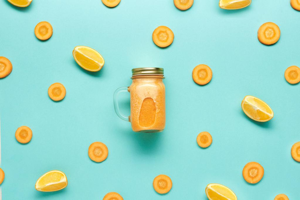 Przeciwstresowy koktajl pomarańczowy 2 dojrzałe, pokrojone w kostki banany pokrojona i podzielona na cząstki pomarańcza szklanka mleka migdałowego łyżeczka ekstraktu z wanilii pokrojona, obrana