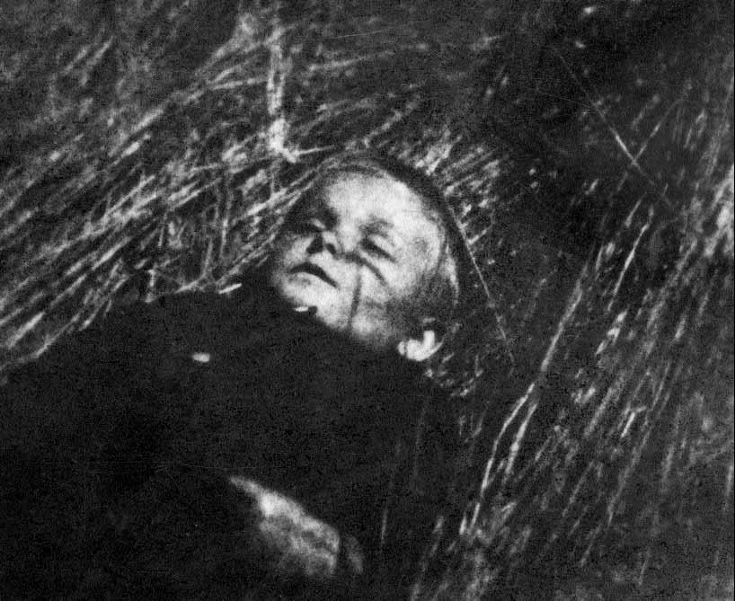 KOMENTARZE HISTORYCZNE Zwłoki dziecka zamordowanego podczas akcji pacyfikacyjnej w okolicach Szczebrzeszyna w Lublinie przy ul.