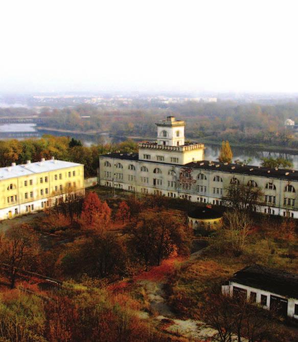 Brama Dąbrowskiego Była dwukondygnacyjna i miała charakter obronny, a jej wygląd zewnętrzny był taki sam jak bramy ks. J. Poniatowskiego.