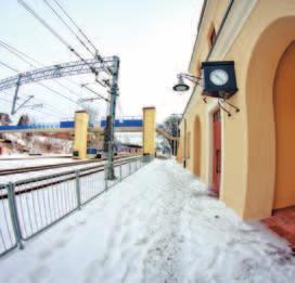 Po przejechaniu kilkuset metrów, należy skręcić na światłach w lewo, do głównego wjazdu na lotnisko.