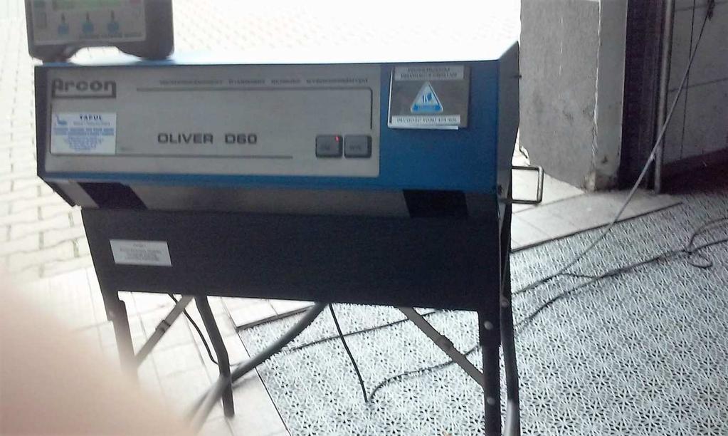 Rys. 3. Widok dymomierza OLIVER D60 Fig. 3. View for opacimeter OLIVER D60 Przyrząd OLIVER D60 działa na zasadzie pomiaru przepływu wiązki światła przez spaliny.