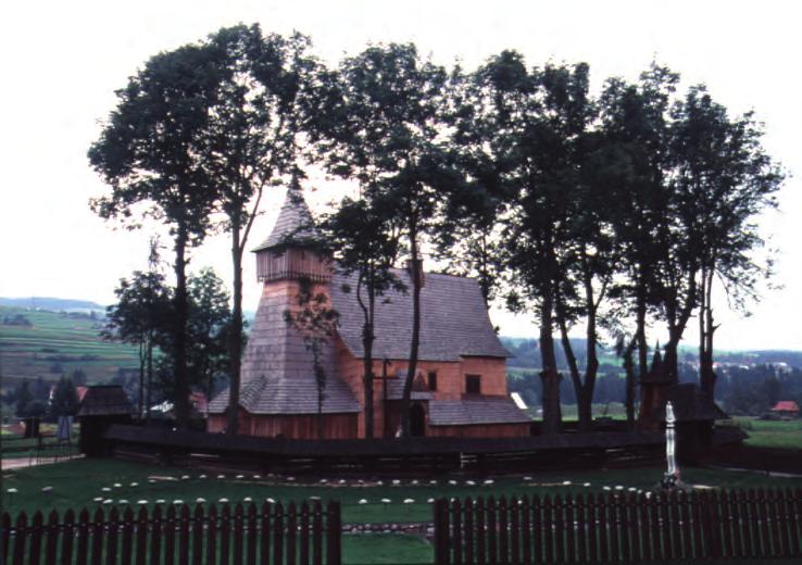 Ryc. 8. Kościół w Lipnicy Wielkiej, otoczony drzewami i gęstą zabudową.
