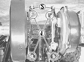 Poluzować śruby (1) nakrętkami regulacyjnymi (2) ustawić prawidłowy luz łańcucha, dociągnąć ponownie śruby (1) skontrolować luz dźwigni hamulca i w razie potrzeby wyregulować.