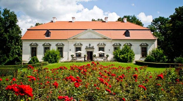 Na terenie gminy, wśród kilkuset obiektów objętych ochroną konserwatora zabytków, na wyróżnienie W gminie znajdują się rezerwaty przyrody.