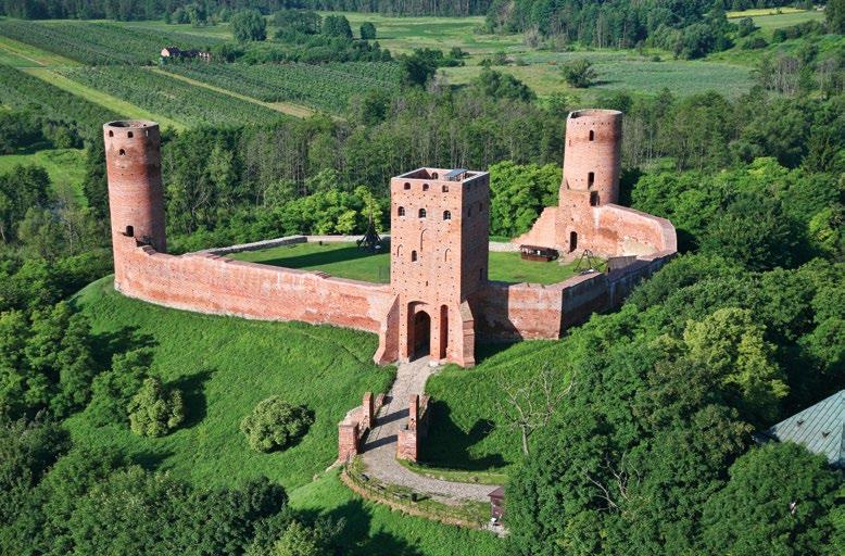 Z Góry Kalwarii niedaleko już do urokliwego Czerska i ruin Zamku Książąt Mazowieckich wzniesionego w drugiej połowie XIV wieku.