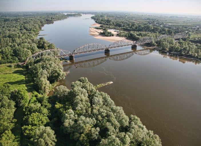 Gmina Góra Kalwaria 9 Z Góry Kalwarii niedaleko już do urokliwego Czerska i ruin Zamku Książąt Mazowieckich, wzniesionego w drugiej połowie XIV wieku.