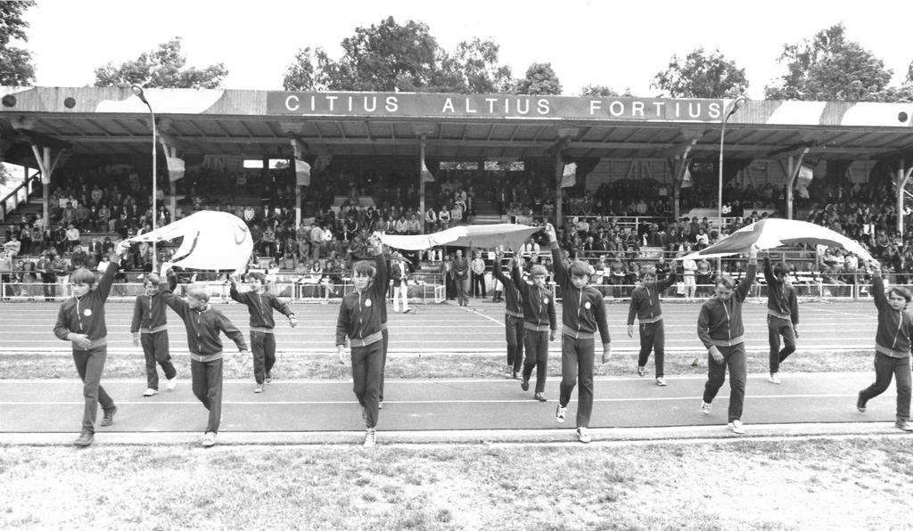 Otwarcie Białostockiej Olimpiady Młodzieży Szkolnej w 1982 roku na tle jeszcze starej drewnianej trybuny Stadionu Zwierzynieckiego. Fot.