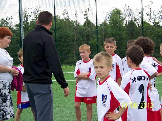 Tow arzyski m ecz w piłkę nożną W czerwcu w naszej szkole został rozegrany niecodzienny piłkarski pojedynek.