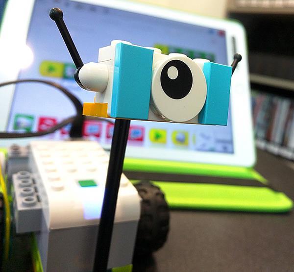 samodzielnego montażu, prowadzone są w oparciu o zestawy LEGO We Do 2,0 najnowocześniejszy produkt LEGO LEGO WeDo 2,0 jest zestawem z serii LEGO EDUCATION Posiada on elementy umożliwiające