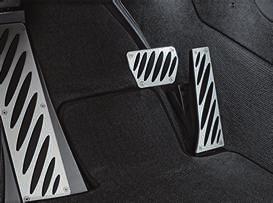 Lampy tylne BMW M Performance Black Line Rozżarzona pasja: Ubrana w ciemną czerwień oraz czerń, mistyczna estetyka tych lamp tylnych nadaje tyłowi pojazdu niepowtarzalny, sportowo-wyrazisty charakter.