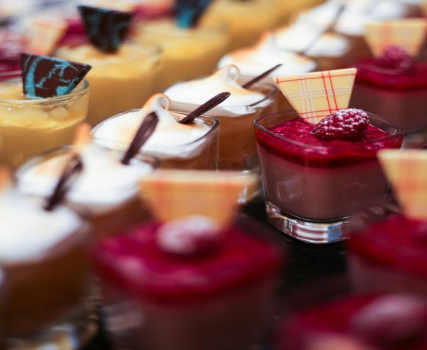 grecka z oliwkami i fetą Panna Cotta z malinami Crème brûlée Mus mango z kruszonką i bezą Danie po północy gulaszowa MENU II Consommé drobiowe / warzywa / klopsiki Filet z łososia / purée z kalafiora