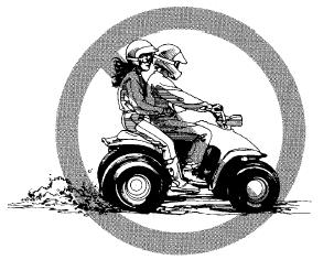 Ruszanie i zmiana przełożeń Przewożenie pasażera na tym ATV jest ryzykowne. Zmniejsza ono kierowalność pojazdem.