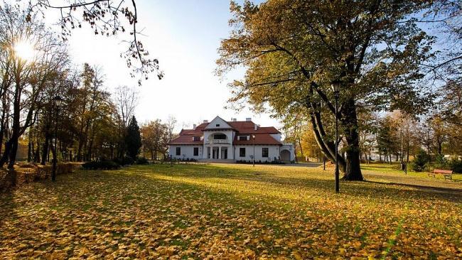 PARK Dwór Polski, to także pełen historii park otaczający budynek dworu i folwark.