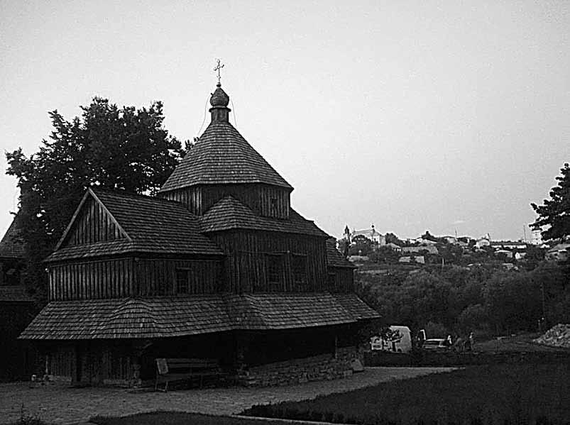 Budowle sakralne poza terenem Starego Miasta (istniejące i nieistniejące) Najstarszą świątynią zachowaną poza Starym Miastem jest drewniana cerkiew na Karwasarach z 1799 r.