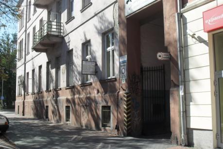 7. Budynek narożny przy ul. Kilińskiego i ul. Racławickiej. Tam, w kilku pomieszczeniach na parterze (wejście od ul.