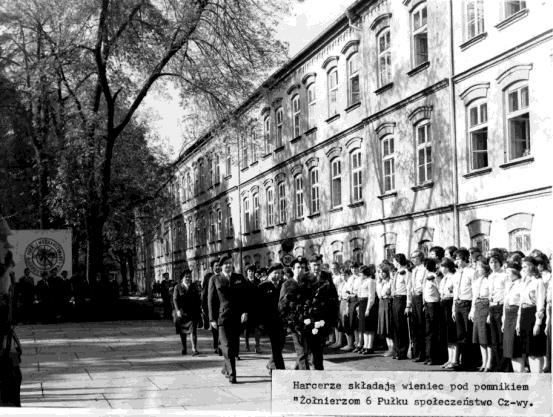 gości oraz seniorów harcerstwa tych, którzy przed laty tworzyli organizację i kierowali nią. 15. Młodzieżowy Dom Kultury przy ul. Łukasińskiego na Rakowie.