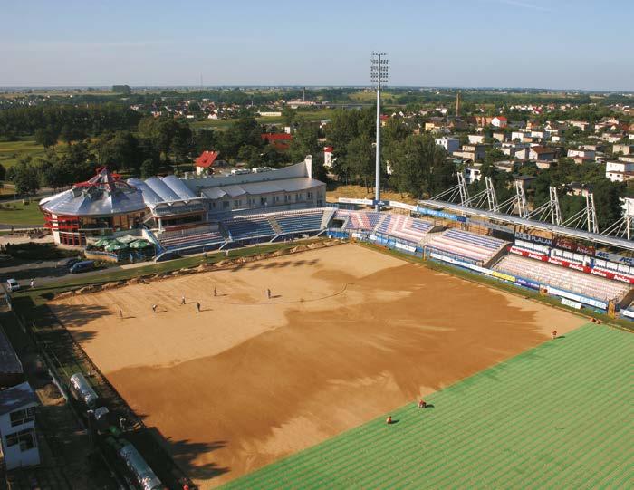 3.1 Podgrzewanie murawy boisk piłkarskich Kable grzejne ułożone pod powierzchnią boiska lub pola golfowego przyspieszają rozpoczęcie okresu wegetacji trawy, który może rozpocząć się już wczesną