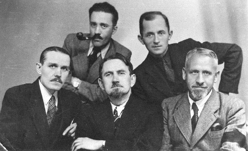 XII 1944, obóz jeńców wojennych w Altengrabow (koło Magdeburga) 3. A gdy żołnierz wrócił z wojny, Zadrwił z niego los-szyderca I zakochał się w przystojnej, Co nie miała dla-ań serca.