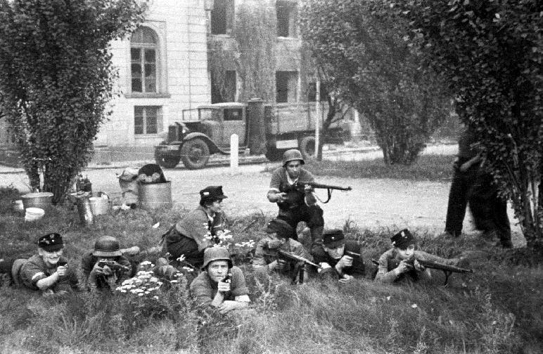 By zapłacić im Za zburzoną, zniszczoną Warszawę I za zgliszcza te, I za trupów pełne ulyce Za powstańczą krew. I za trupów dziś pełne ulyce Za powstańczą krew. Siekiera, motyka sł.