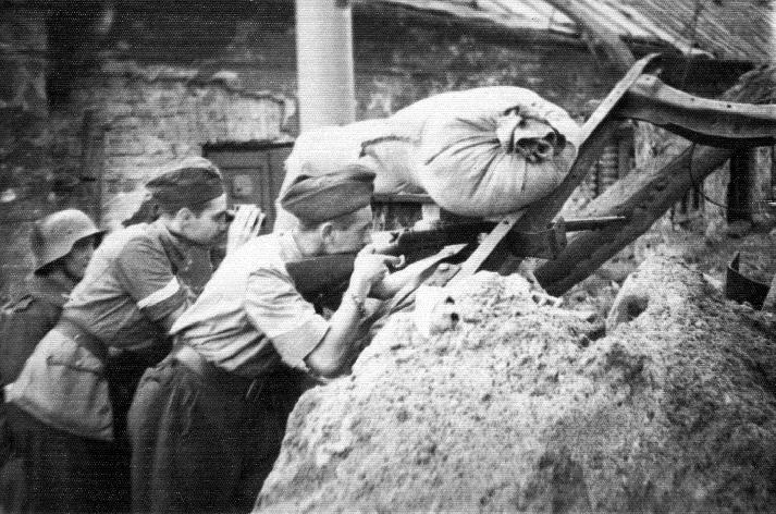 Marsz Śródmieścia sł. i muz. Eugeniusz Żytomirski Czarny, Zbigniew Krukowski Korwin, 4 VIII 1944 I znów walczy dzielna stolica, Znów ją okrył pożogi dym.