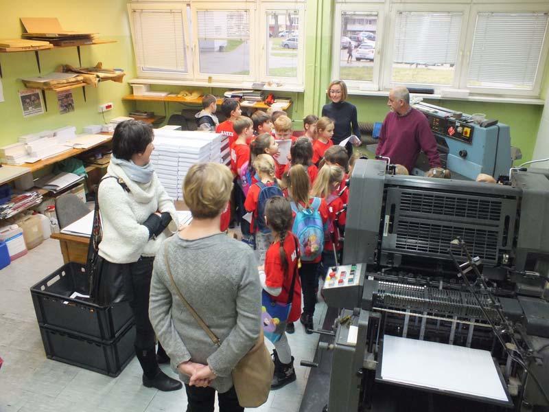 Kolejnym punktem programu była wizyta w Zespole Poligrafii, gdzie dzieci miały okazję zobaczyć maszyny do drukowania,