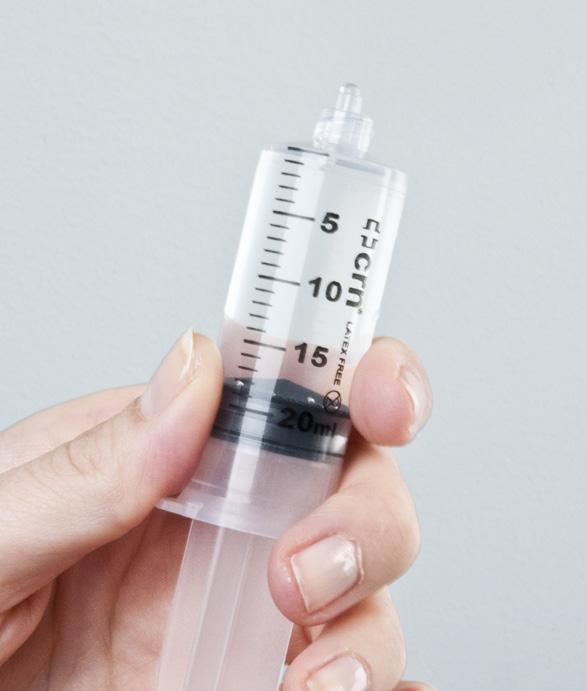 7. Usunąć powietrze ze strzykawki poprzez lekkie popchnięcie tłoka