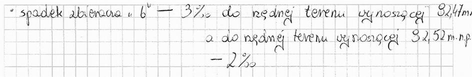 Niektórzy zdający w założeniach wynikających z treści zadania nie uwzględniali równoczesnego wykonania rowka i układania rurek drenarskich.