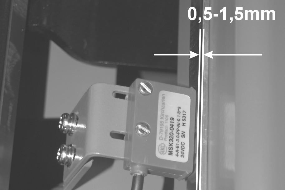Sensor MSK 320 z kablem powinien być zamontowany na nieruchomej części maszyny ( względem sterownika ) aby nie powstawały ruchy przewodu mogące go uszkodzić.
