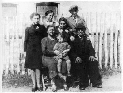 Ilustracje Rodzina autora przed domem