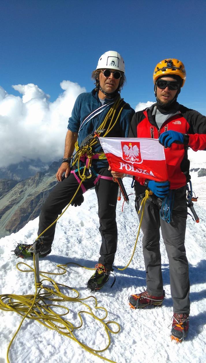 Słońce pali niemiłosiernie, rozmiękły śnieg z każdym krokiem wydaje się bardziej grząski, mijamy szczeliny, których rano nie dostrzegaliśmy.