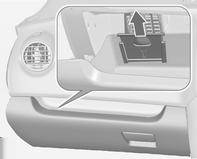 powietrzna Skrzynka bezpieczników w desce rozdzielczej W pojazdach z kierownicą po lewej stronie skrzynka bezpieczników znajduje się za schowkiem w desce rozdzielczej.