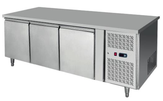 STÓŁ CHŁODNICZY 3-DRZWIOWY AGREGAT Z BOKU Profesjonalny stół chłodniczy o głębokości 70 cm (tzw. linia 700). Stół z 3-drzwiowy z agregatem chłodniczym z prawej strony.