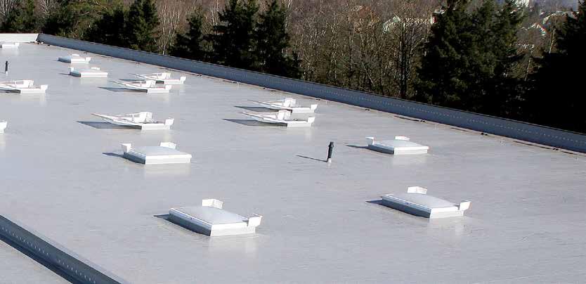 Zwiększone koszty przy wyprowadzonych do góry obróbkach z materiału poszycia dachu Rozwiązanie LAMILUX: ciężkie warstwa zabezpieczająca > 8 cm Izolacyjność termiczna zgodna z DIN 18234-3,4.