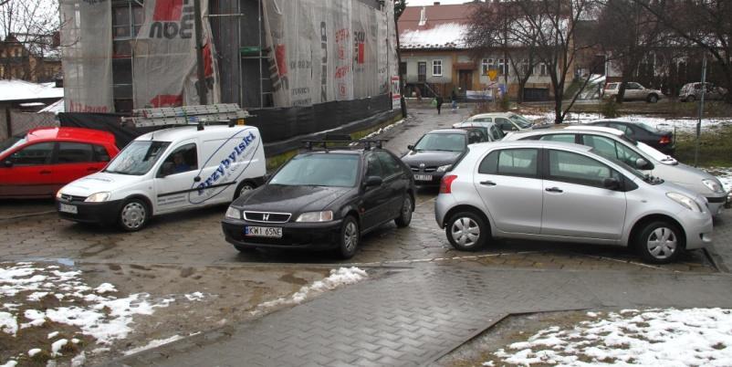 zdominowanie przestrzeni publicznych przez samochody - rodzące konflikty pomiędzy poszczególnymi grupami użytkowników; obniżenie jakości i