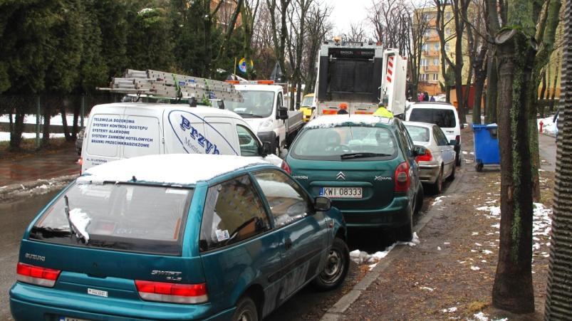 ukształtowanie terenu wprowadza utrudnienia w poprawnym rozwiązaniu detalu stref wejściowych do budynków mieszkalnych; utrudnienia w wyjściu z domu i