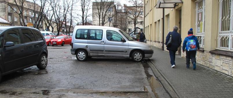 Problemami przestrzennymi terenu są również uboga estetyka budynków, nagromadzenie lokali socjalnych o niskim standardzie, niska aktywność budowlana, niezamieszkałe pustostany, niedobór