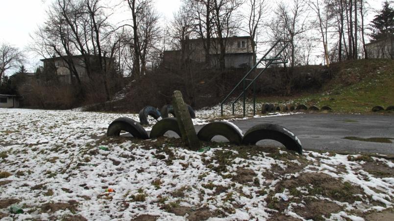 Strzelców Wielickich zły stan techniczny - zagrażający zdrowiu i życiu użytkowników; brak miejsca spotkań