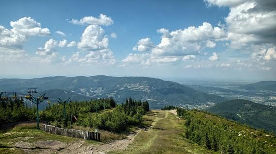 .. Po lewej: panorama z platformy widokowej, widać linię kolejki krzesełkowej,