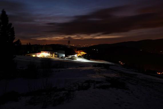 Nocne, zimowe zejście ze Skrzycznego do Szczyrku, tutaj pierwszy odcinek niebieskiego szlaku wiodący do stacji przesiadkowej na Hali Jaworzyna