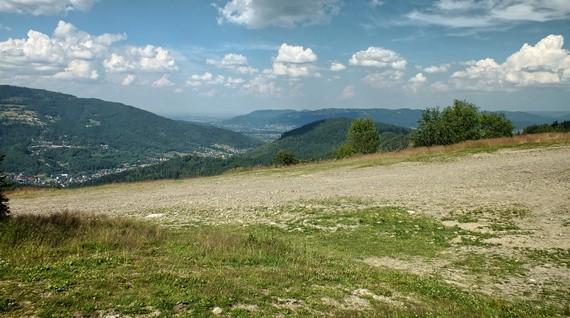 Sprzed budynku roztacza się piękna panorama na Szczyrk, górujący ponad nim masyw Klimczoka, Buczkowice, odległe Bielska-Białą, oraz szczyty