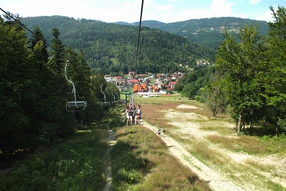 W tym miejscu ścieżka ostatecznie zacznie oddalać się od kolejki sprowadzając otwartym, lub rzadko zalesionym ternem do Szczyrku.