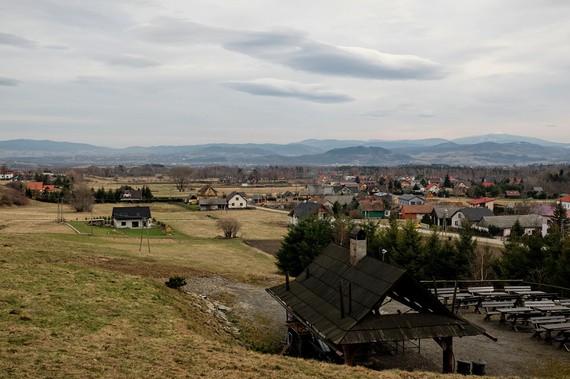 Zdjęcia od lewej: rozkład jazdy z przystanku na starcie niebieskiego szlaku, kursującego tu przewoźnika Travel-Bus. / Dolina Zimnika latem i zimą, widziana z Malinowskiej Skały.