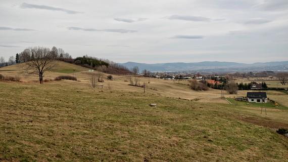 .. Ruszając na szlak, cofamy się w dół, w kierunku z którego przyjechaliśmy (kierunek Hotel Zimnik), podążając przez kilkadziesiąt metrów wzdłuż szosy.