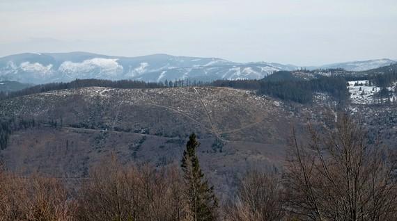 Widoki z rejonu tuż zza Halą Jaskową: panorama na Beskid Śląski, po prawej pasmo Ostrego, Murońki, w tle szczyty Beskidu Żywieckiego od lewej: Murońka, dalej Barania Góra / tuż po