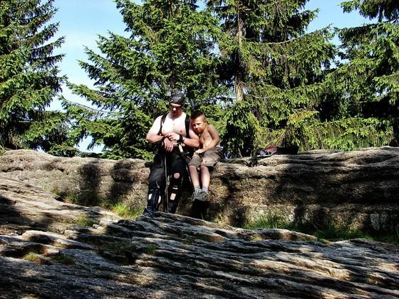 panoramą na całą Kotlinę Żywiecką, Beskid Mały, Śląski i Żywiecki, z dominującą Babią Górą,