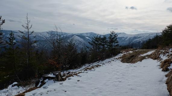 najwyżej eksponowany na tą panoramę punkt przed osiągnięciem szczytu Skrzycznego.