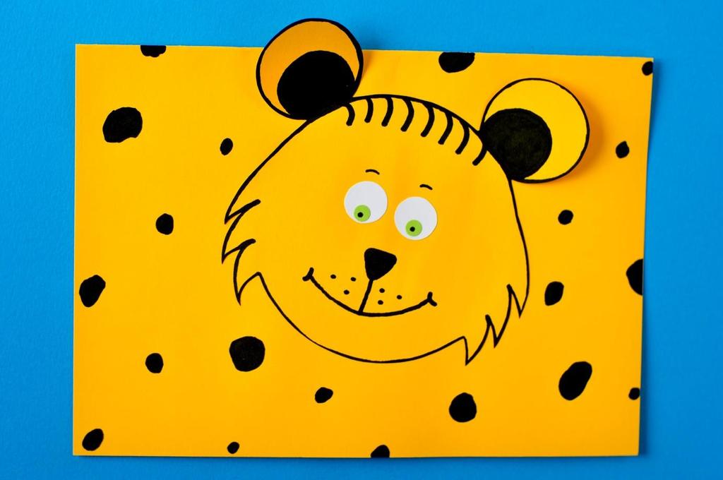 Gepard Materiały: kolorowy blok techniczny, czarny flamaster, klej do papieru, nożyczki. Kartkę z bloku technicznego składamy na połowę.